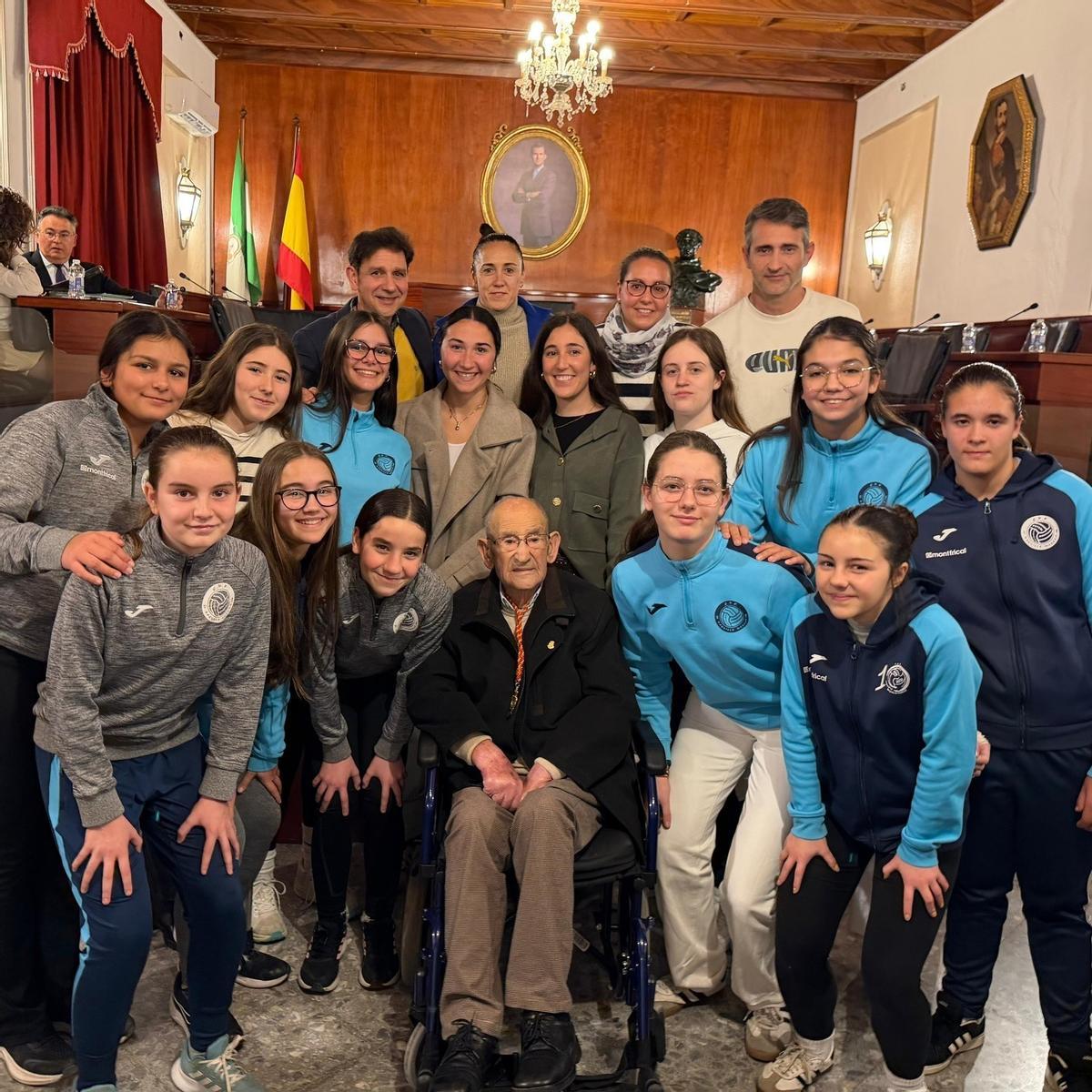 Francisco Polonio, con jugadoras de su club.