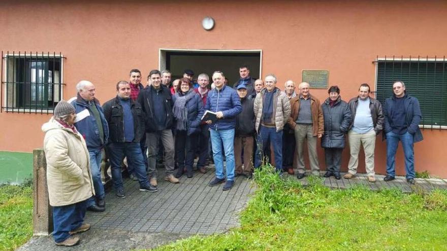 Jesús Otero se reunió con los vecinos de la parroquia de Añobre en el local social.