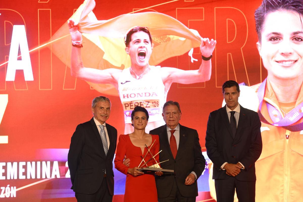 OVIEDO, 18/04/2026.- La marchadora María Perez tras recibir el premio a ´Mejor atleta femenina´ durante la Gala del Atletismo Español que se celebra este sábado en el Auditorio Príncipe Felipe de Oviedo. EFE / Eloy Alonso
