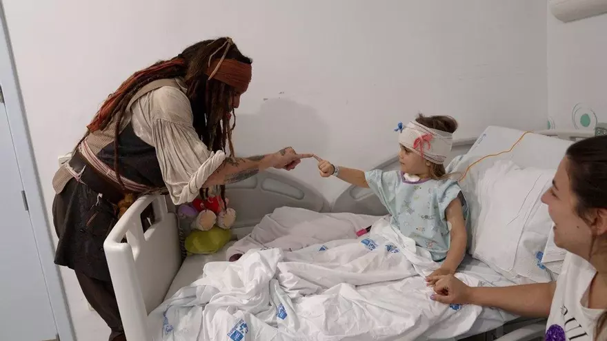 El auténtico Jack Sparrow sorprende a los niños ingresados en un hospital español