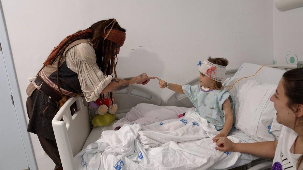 El auténtico Jack Sparrow sorprende a los niños ingresados en un hospital español