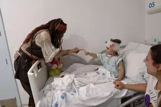 El auténtico Jack Sparrow sorprende a los niños ingresados en un hospital español