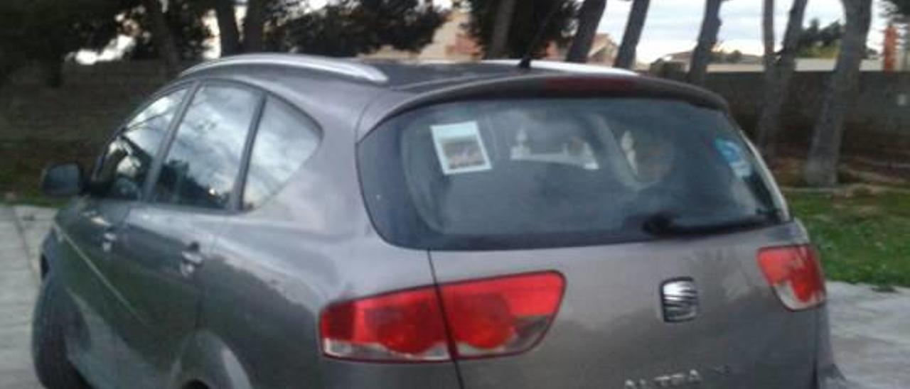 Un coche luce desde ayer la pegatina para identificar a los residentes de Pino Holandeses.