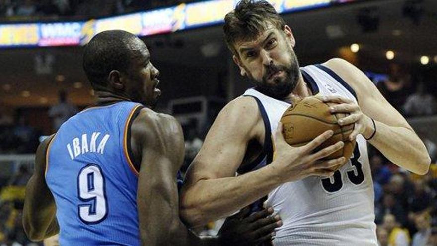 Gasol trata de anotar ante Ibaka.