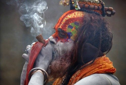 Un asceta hindú fuma marihuana en el templo Pashupatinath en Katmandú, Nepal