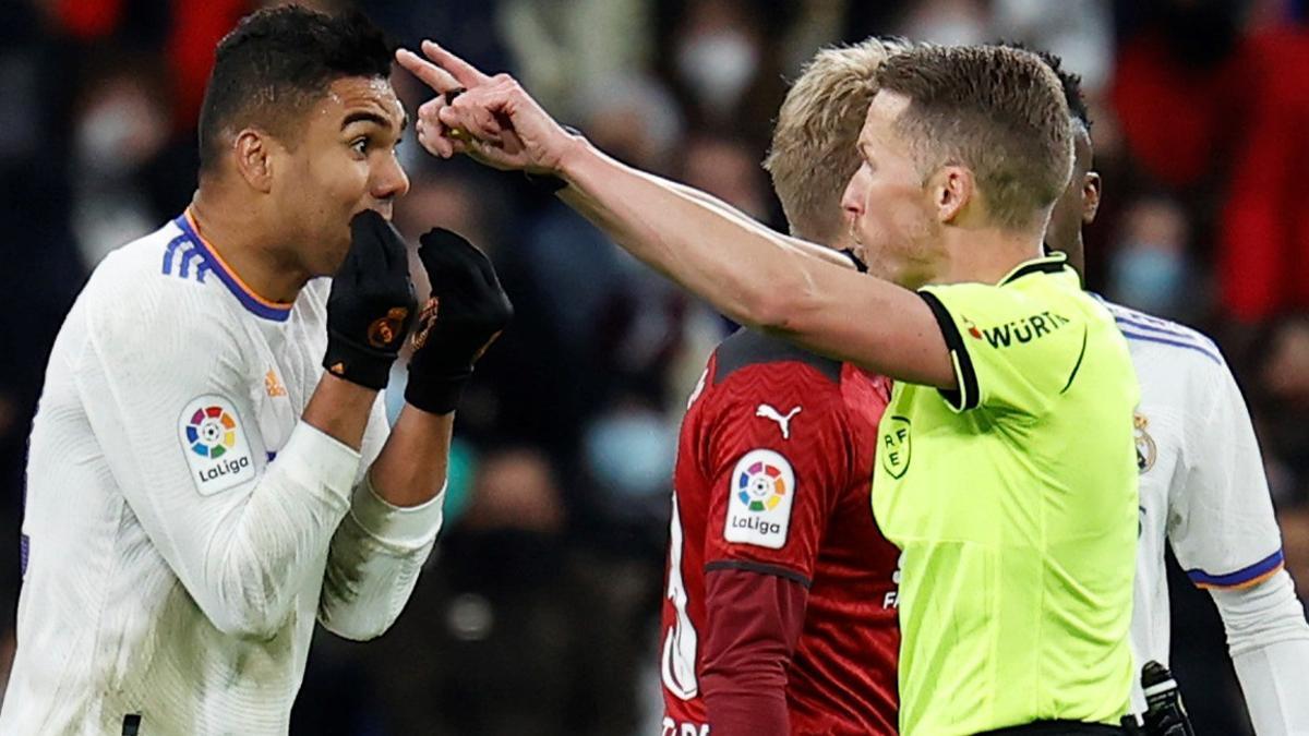 Casemiro protesta ante Hernández Hernández