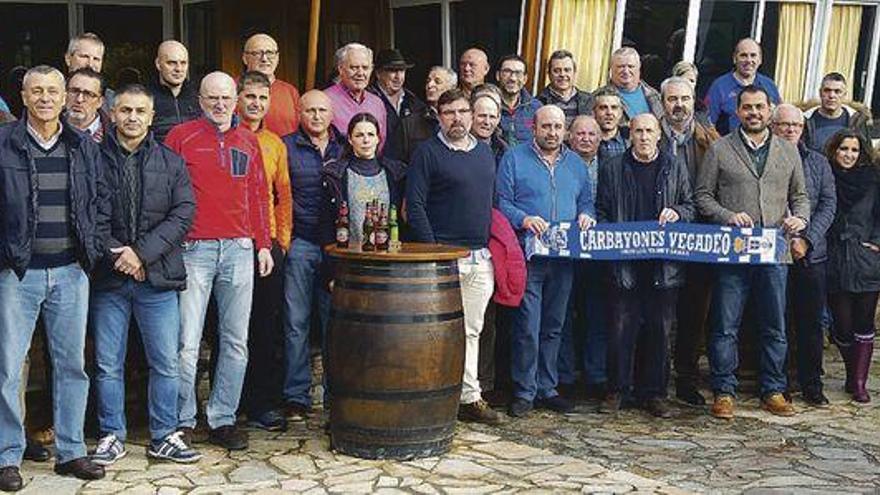 Foto de familia de la fiesta de la peña El Fondrigo de Vegadeo.