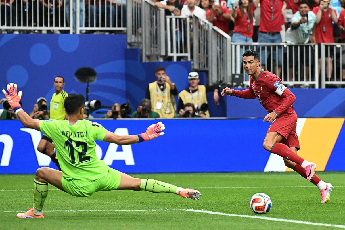 Cristiano exhibe sus galones y Portugal se pasea ante Uzbekistán