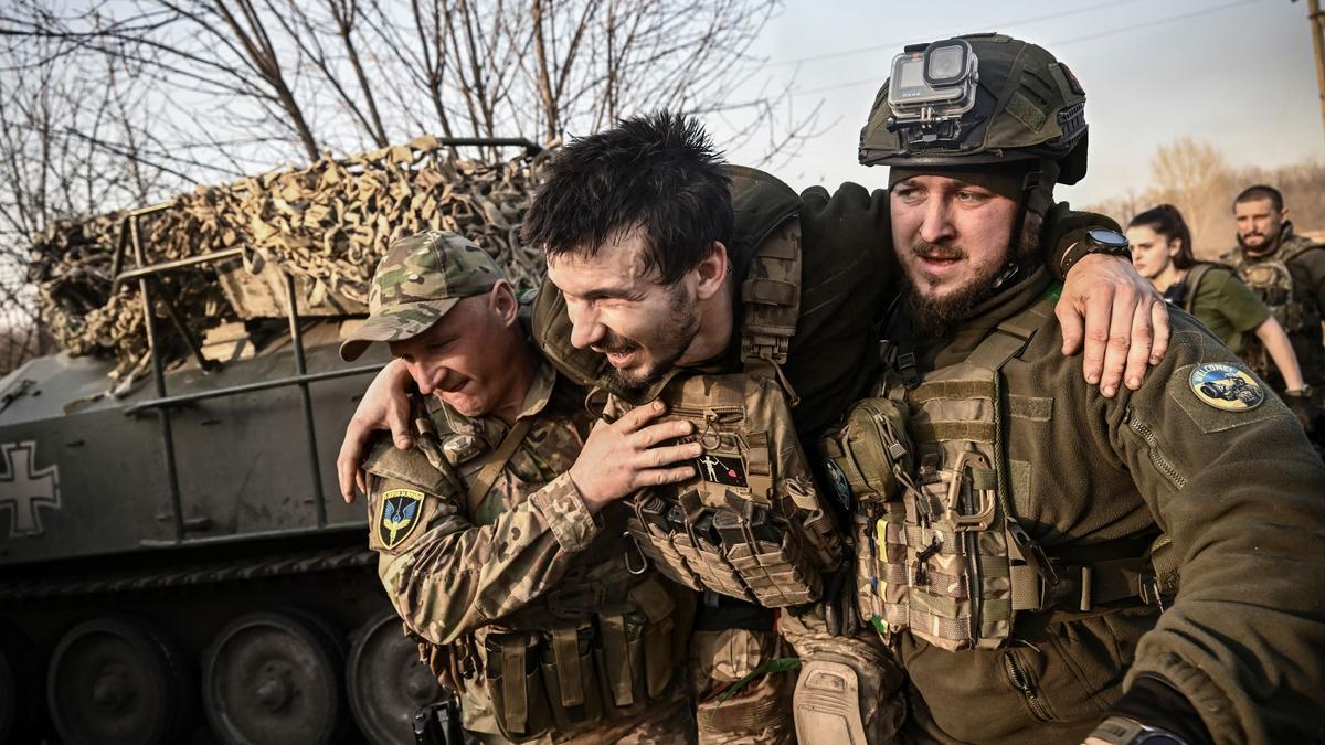 Paramédicos ucranianos evacuan a militares heridos en la línea del frente de Bajmut, el 23 de marzo de 2023