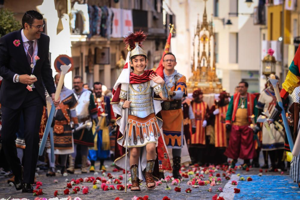 La procesión de la reliquia es uno de los actos que más agradan a los alcoyanos en el día dedicado al patrón San Jorge.