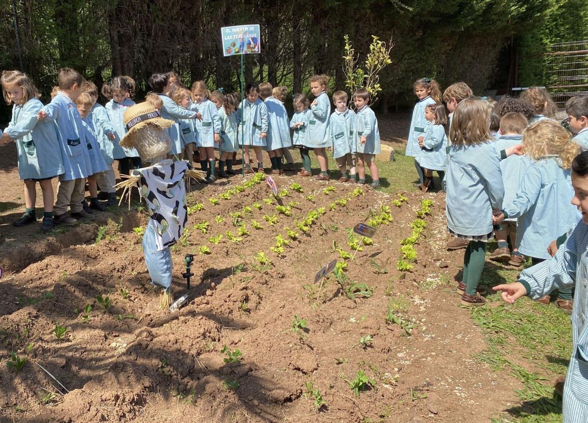 Alumnos d’Infantil nel güertu.