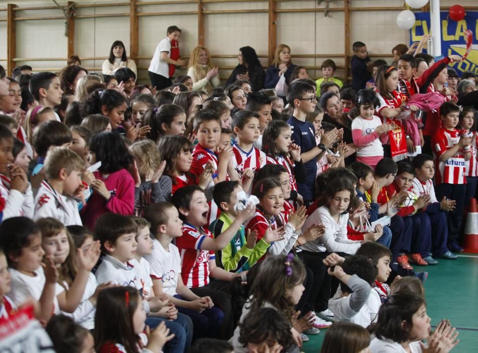 Visita de jugadores del Sporting al Colegio Miguel de Cervantes