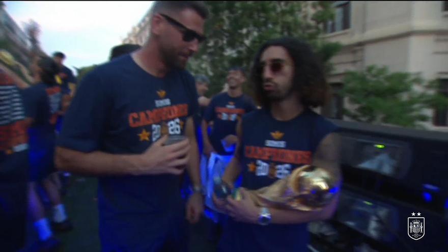 Cucurella y Unai Simón, padres de un 'bebé' de oro