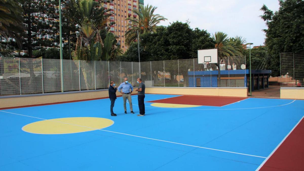 En la imagen el concejal Aridany Romero (c) en las rehabilitadas canchas de baloncesto. | | AYUNTAMIENTO DE LAS PALMAS DE GRAN CANARIA