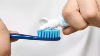 La eficaz mezcla de pasta de dientes y sal para el baño