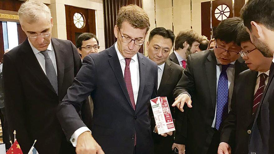 Feijóo, con Francisco Conde a su derecha y empresarios chinos ayer en Shanghai. // FdV