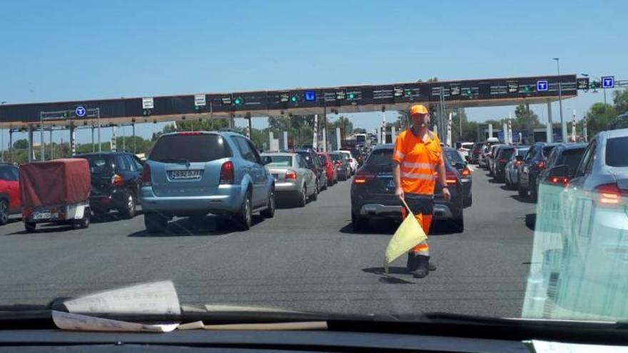 Colas en el peaje de la AP-7 en Ondara al llegar este mediodía miles de turistas