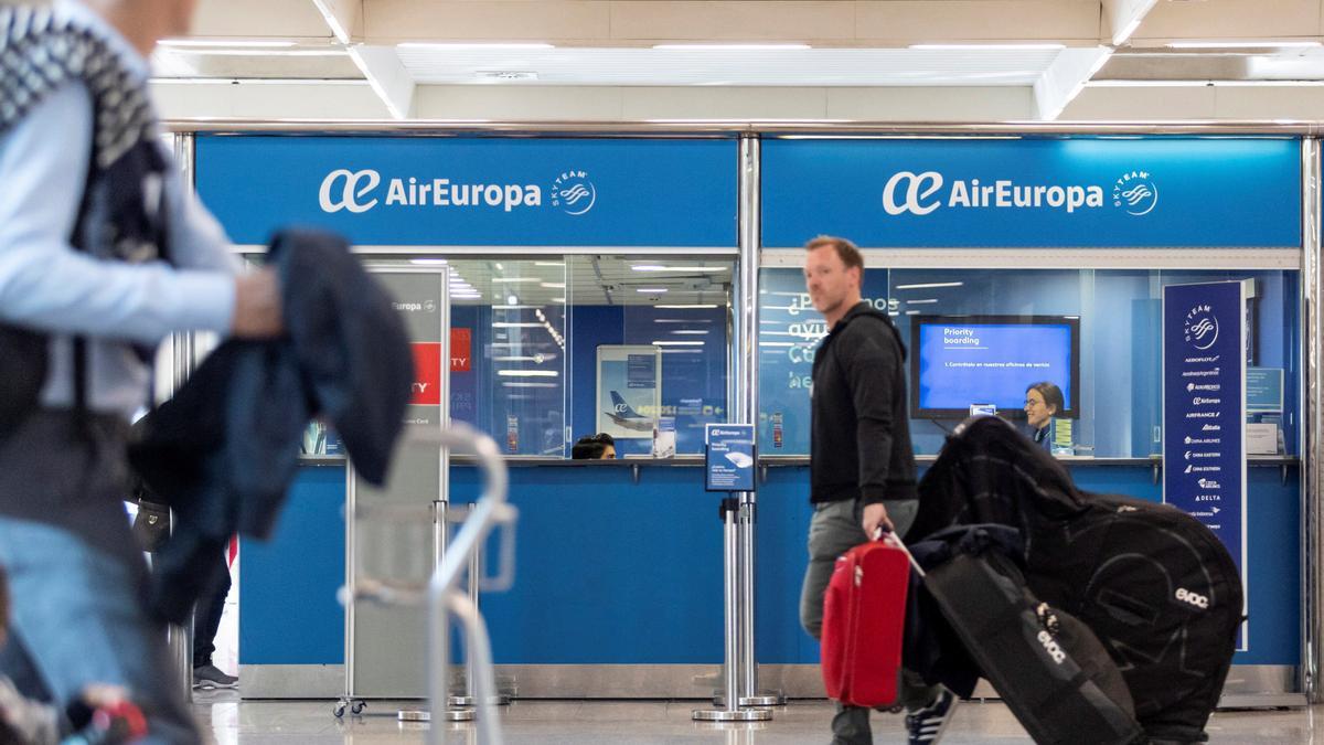 Mostradores de la aerolínea Air Europa en una terminal.