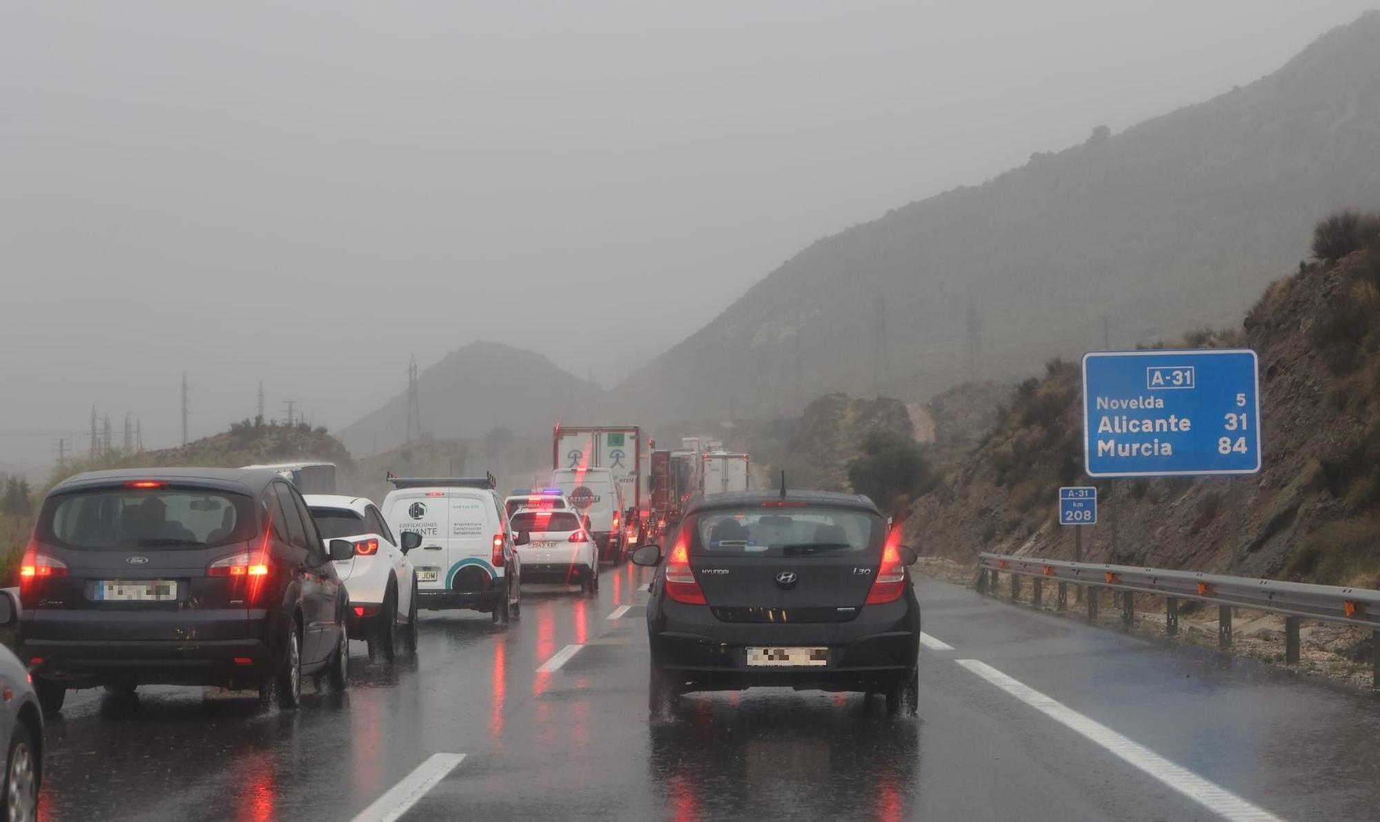Retenciones de tráfico por la lluvia en la autovía a la altura de Elda