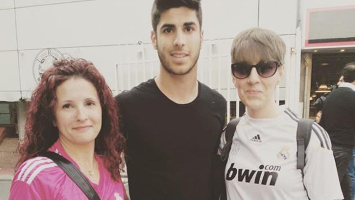 Marco Asensio, antes de entrar en el Bernabéu, con dos aficionadas del Madrid