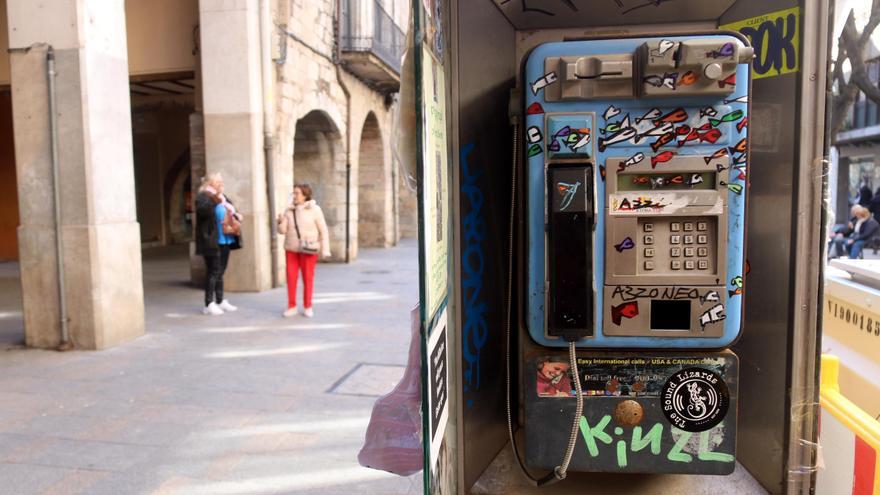 Treuen l&#039;última cabina de telèfon que quedava a Girona: al final de la Rambla, en desús i degradada