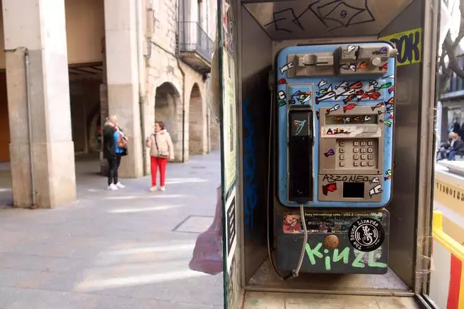 Treuen l'última cabina de telèfon que quedava a Girona: al final de la Rambla, en desús i degradada