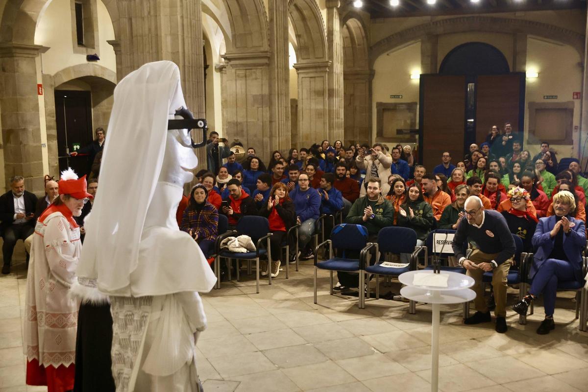 La sardina del Antroxu de Gijón ya tiene disfraz (en imágenes) La sardina del Antroxu de Gijón ya tiene disfraz (en imágenes)