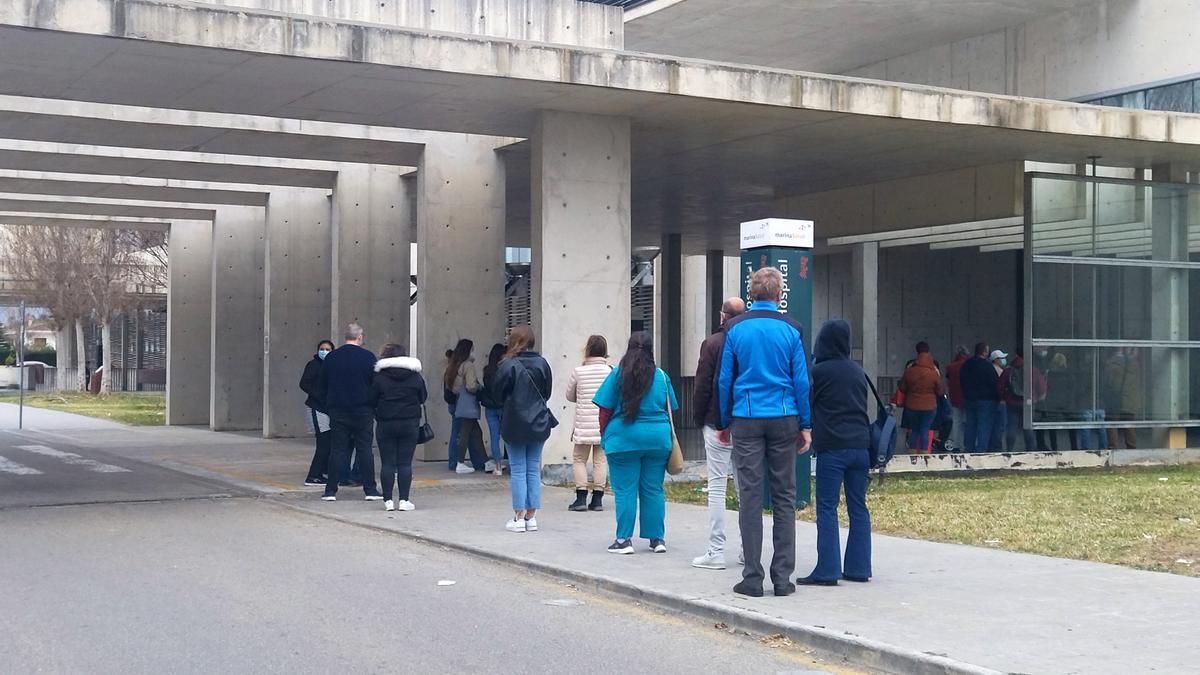 Vecinos de la Marina Alta que acudieron el pasado sábado a la jornada de vacunación de puertas abiertas en el hospital de Dénia