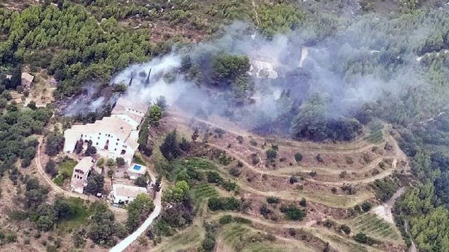 Un foc forestal crema a prop de la masia de can Tovella a Esparreguera