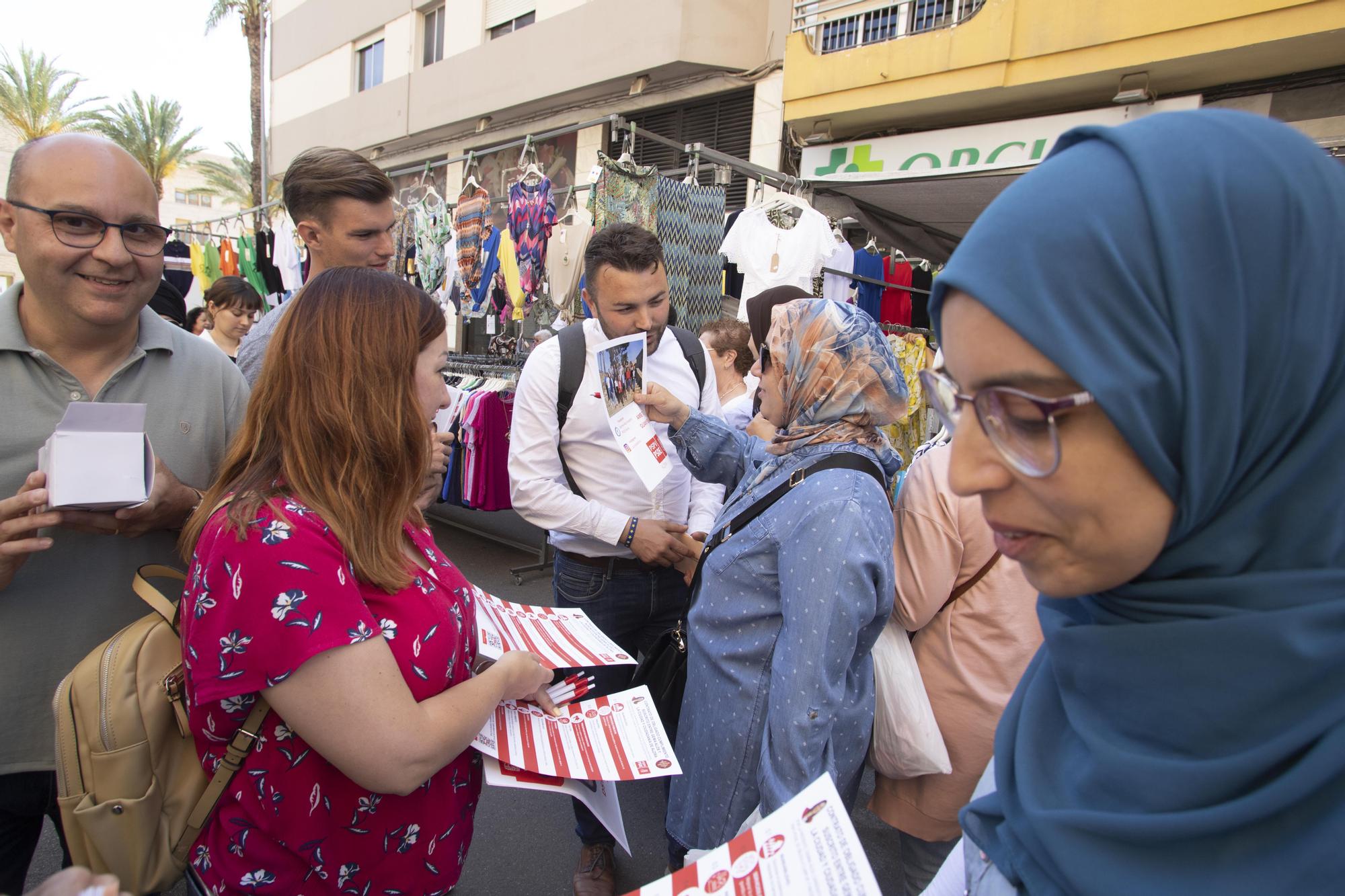 Los Partidos buscan el voto en el mercado de Alzira