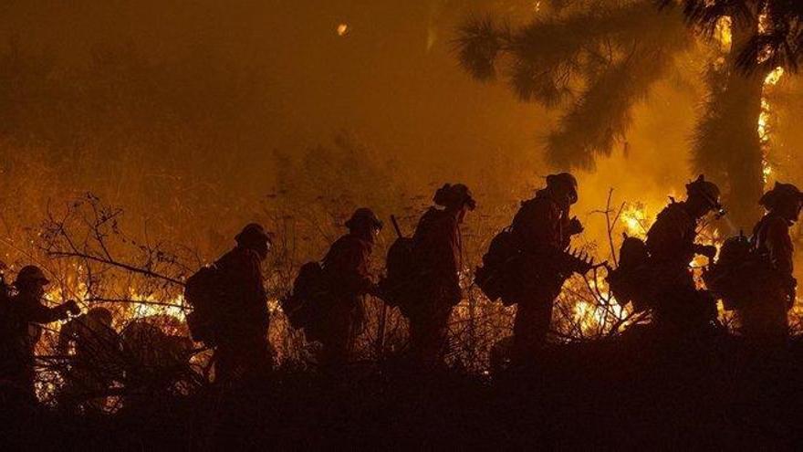 El fuego obliga a desalojar las casas de los famosos