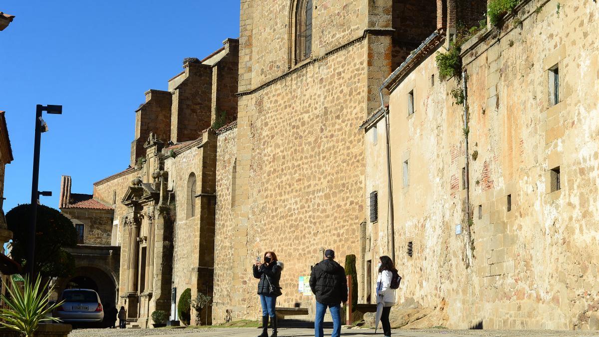 Turistas en la zona de Santo Domingo y el palacio de Mirabel.