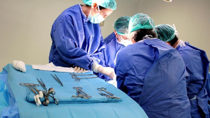 El Hospital del Vinalopó implanta una cirugía ginecológica sin cicatrices visibles