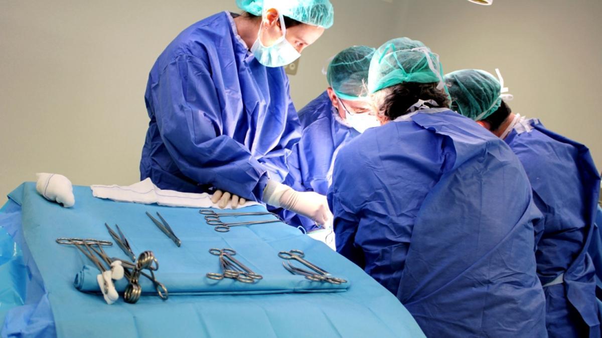 El Hospital del Vinalopó implanta una cirugía ginecológica sin cicatrices visibles que combina la técnica tradicional con la laparoscopia. En la imagen, una intervención en el centro sanitario de Elche