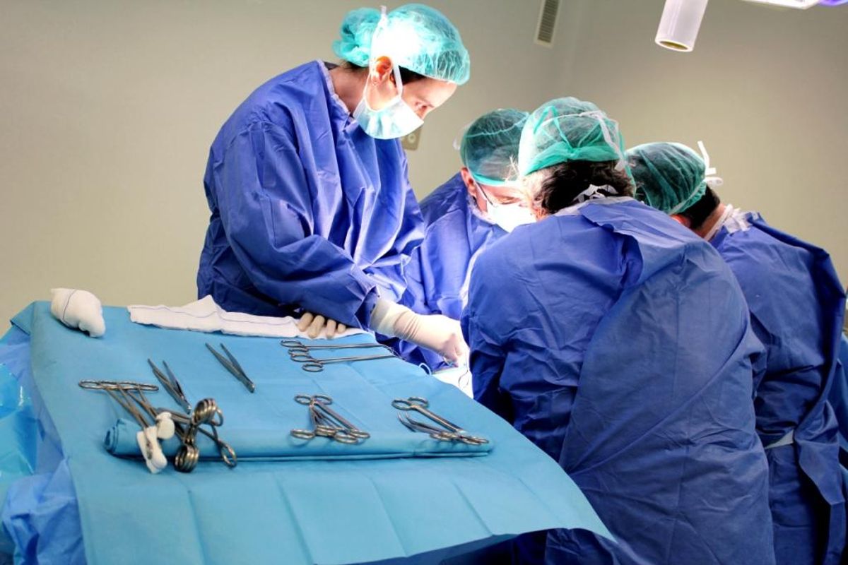 El Hospital del Vinalopó implanta una cirugía ginecológica sin cicatrices visibles que combina la técnica tradicional con la laparoscopia. En la imagen, una intervención en el centro sanitario de Elche