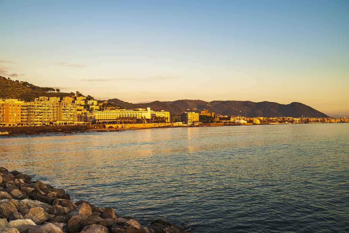 El paseo marítimo de Nápoles al atardecer