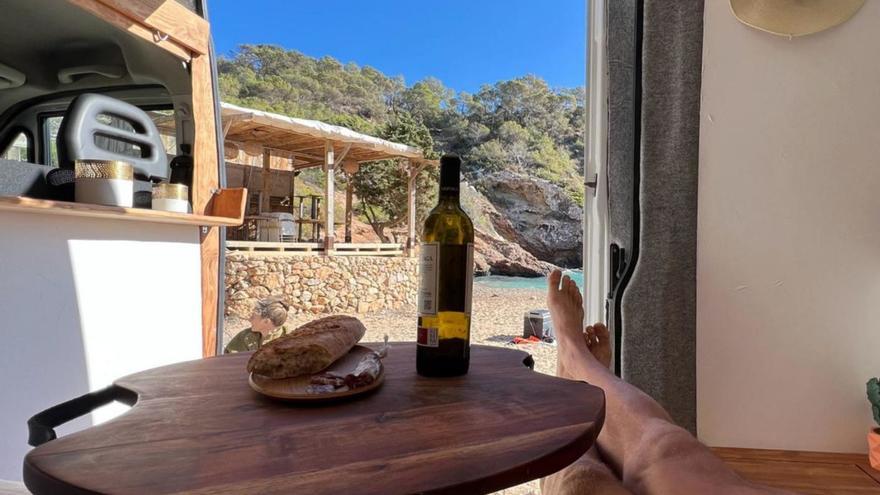 Anuncio en Cala Olivera de una de las tres caravanas que alquila una pareja por 364 euros la noche. | DI