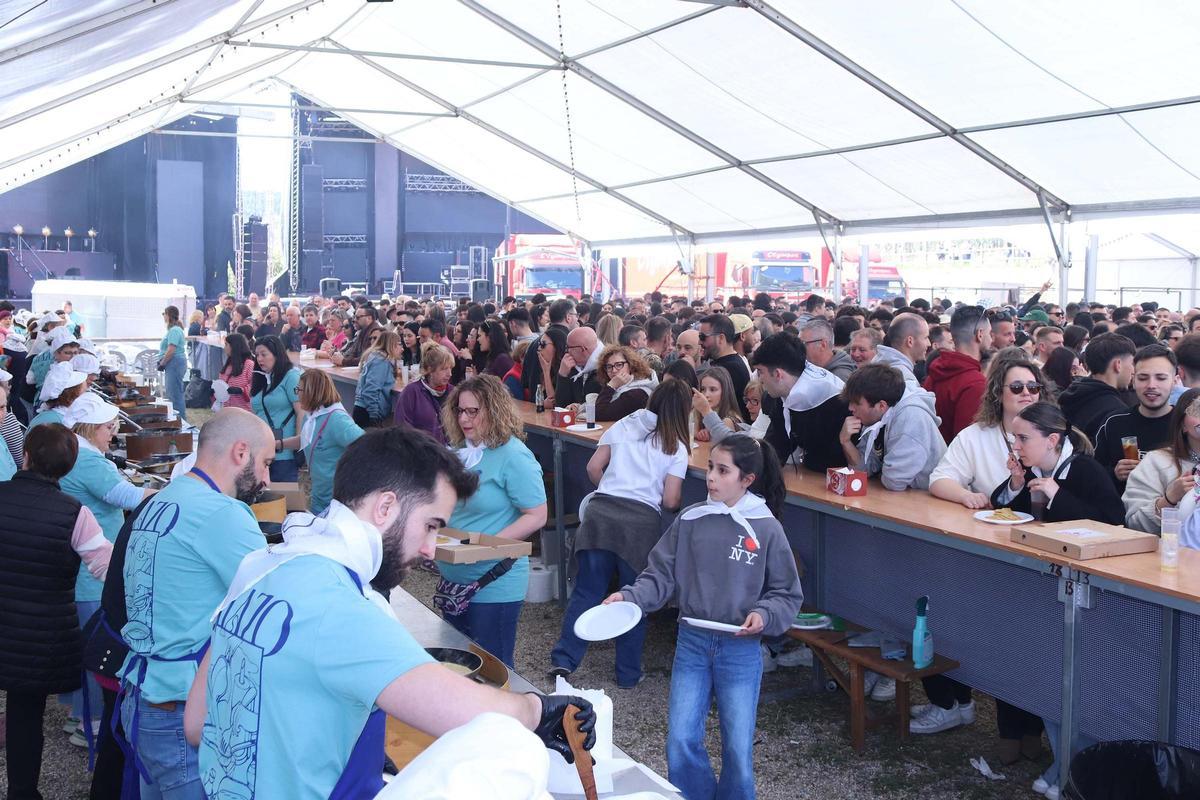 Asistentes á Festa da Merenda, celebrada na área recreativa Os Pasos.