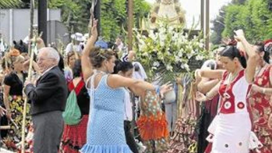 Vila-real se rinde a la Virgen del Rocío con una romería especial