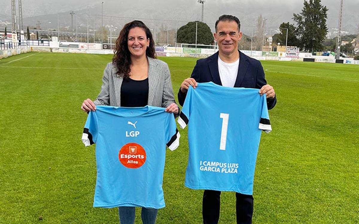 La concejala de Deportes de Altea, Sara Soler, y el entrenador Luis Garcia Plaza durante la presentacion del campus de futbol