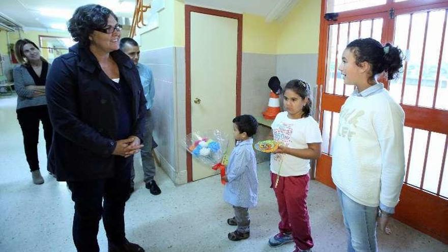 Visita de la alcaldesa al colegio de Ribeira-Torneiros. // A. Hernández
