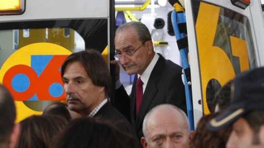 El alcalde, Francisco de la Torre, junto con el edil de Cultura, Damián Caneda, sale de la ambulancia después de interesarse por el estado del niño accidentado.