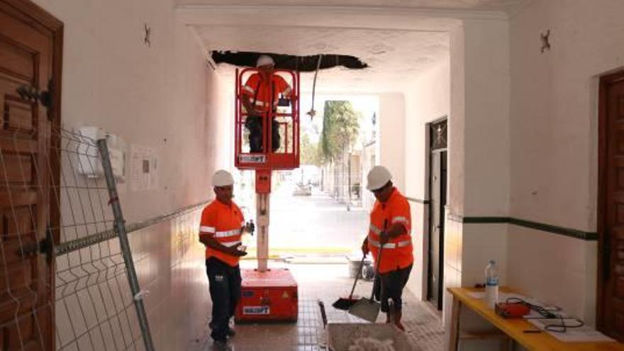 Imagen de la reforma de la cubierta de madera del cementerio afectado por la carcoma