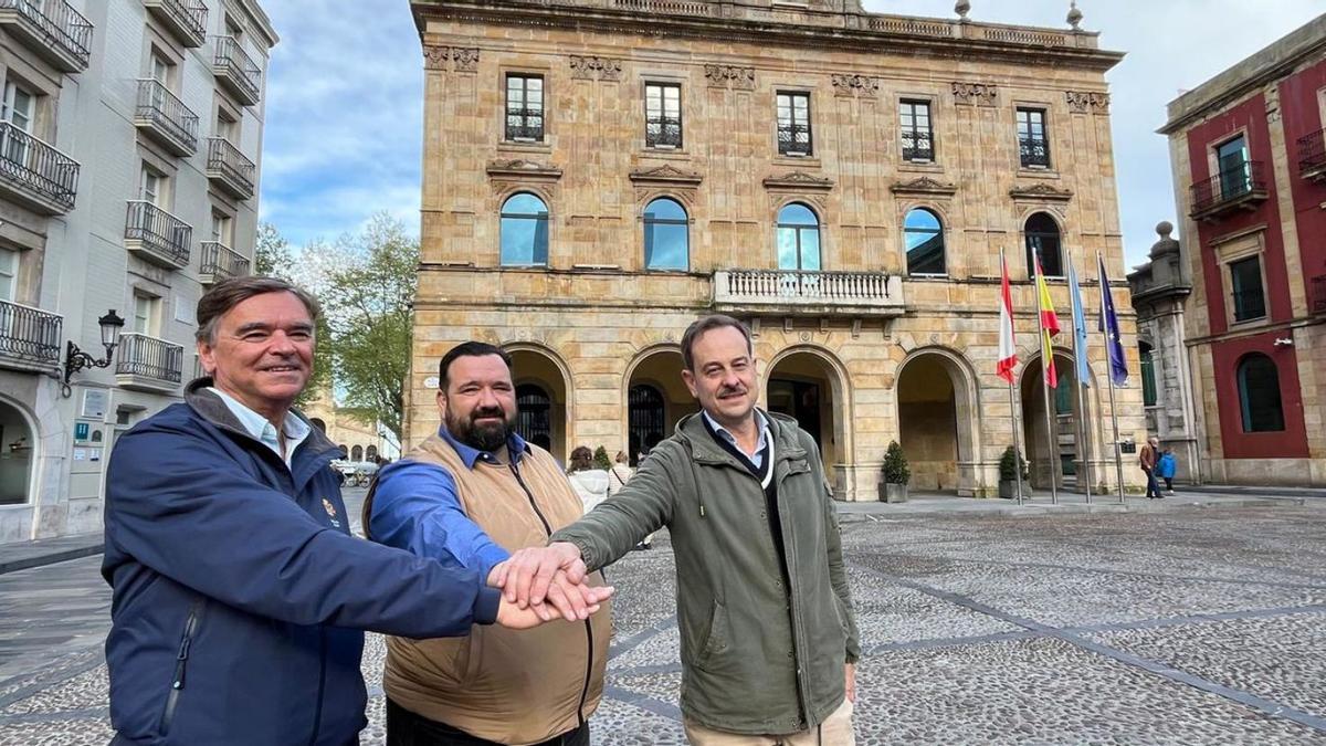 Por la izquierda, Alejandro Vallaure, Juan Antonio Rodríguez-Pládano e Ignacio Alvargonzález, ayer, en la plaza Mayor.