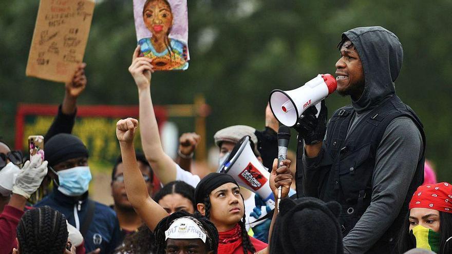 John Boyega se dirige a los manifestantes.