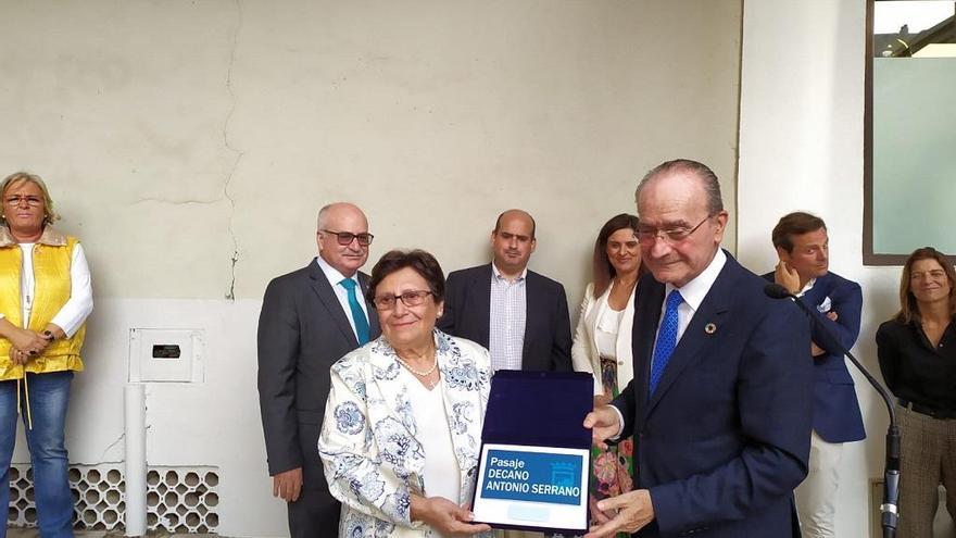 Francisco de la Torre le entrega una réplica de la placa a Isabel Arias, viuda de Antonio Serrano