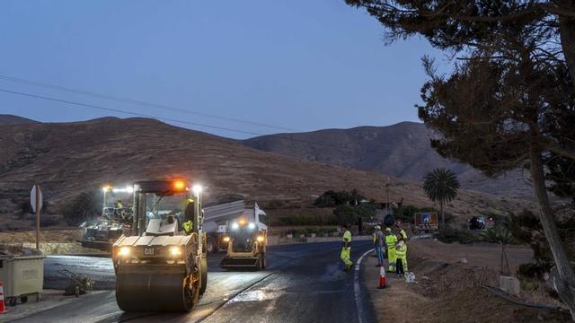 Operarios y maquinaria trabajan en la mejora de una carretera del municipio de Betancuria.  | LP/DLP