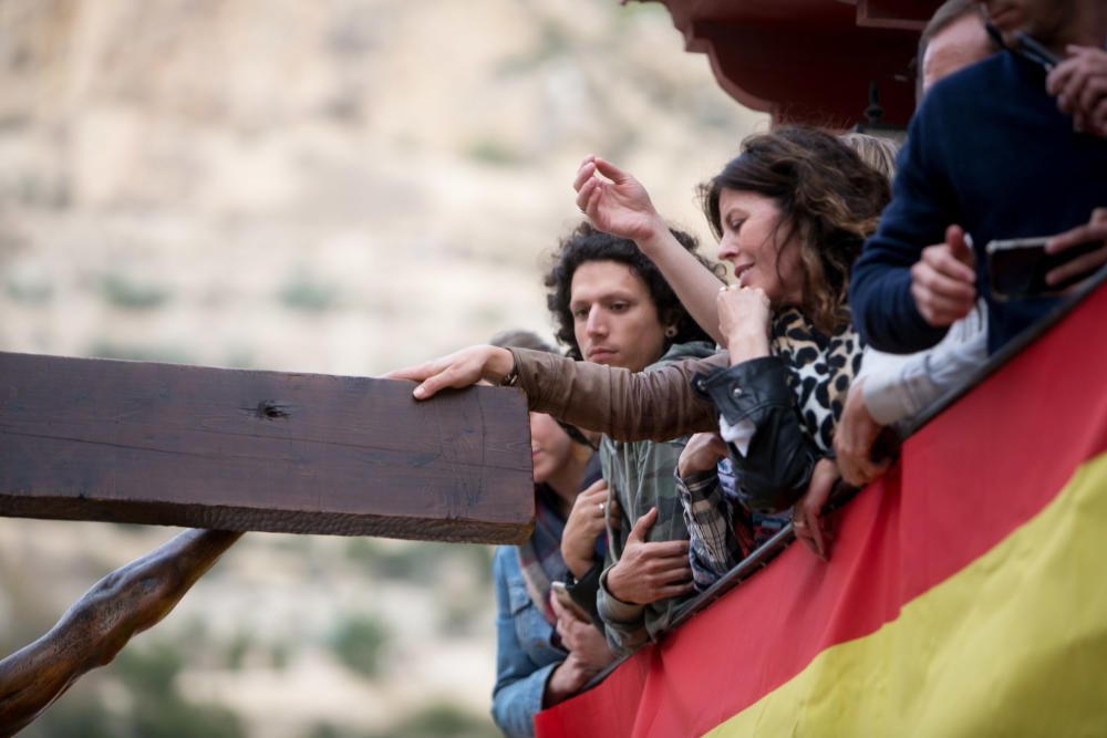 Miles de personas sienten la Semana Santa de cerca en el espectacular descenso por el Casco Antiguo