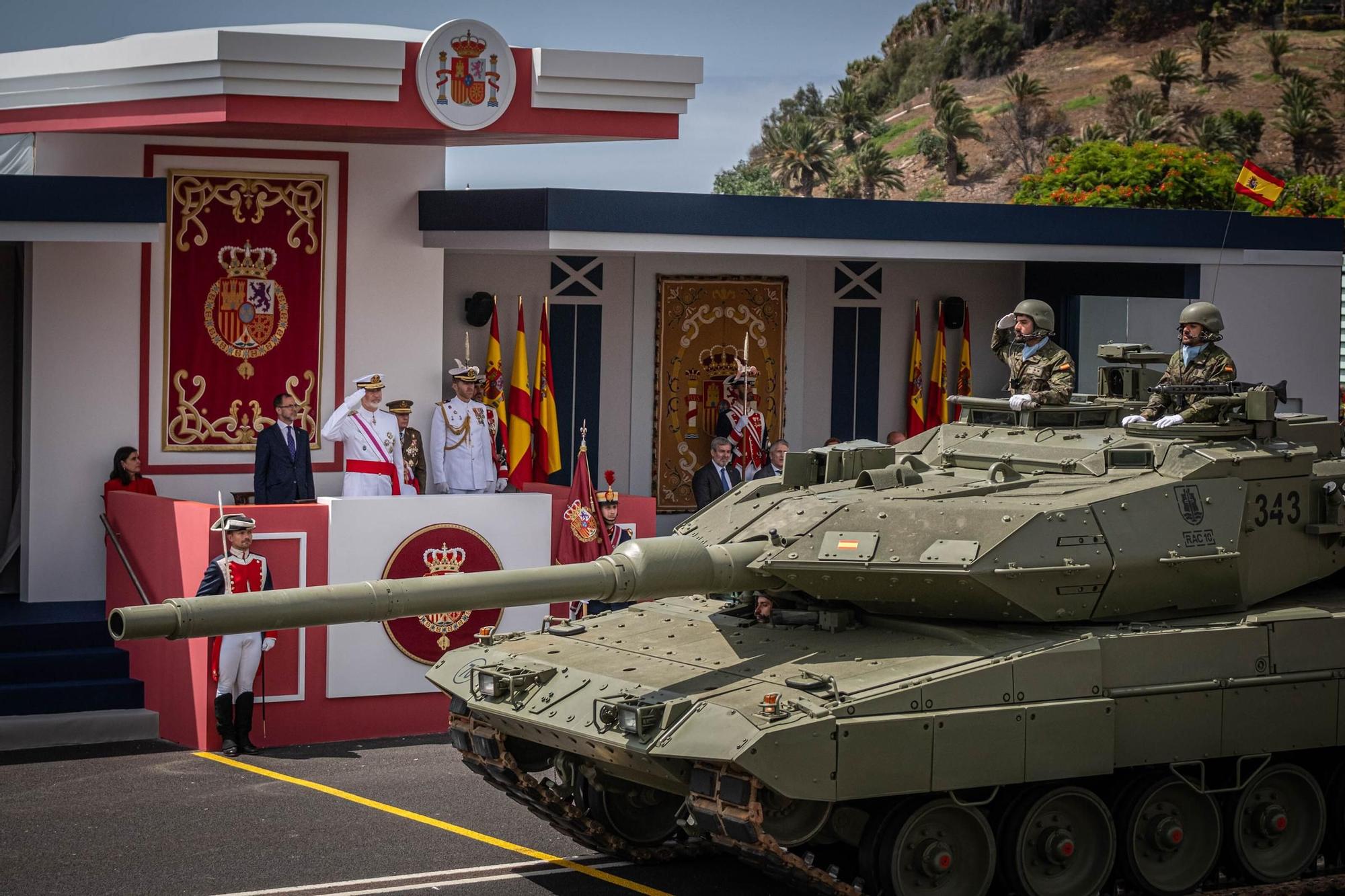 Las mejores imágenes del desfile militar de las Fuerzas Armadas en Tenerife con la presencia de Sus Majestades los Reyes