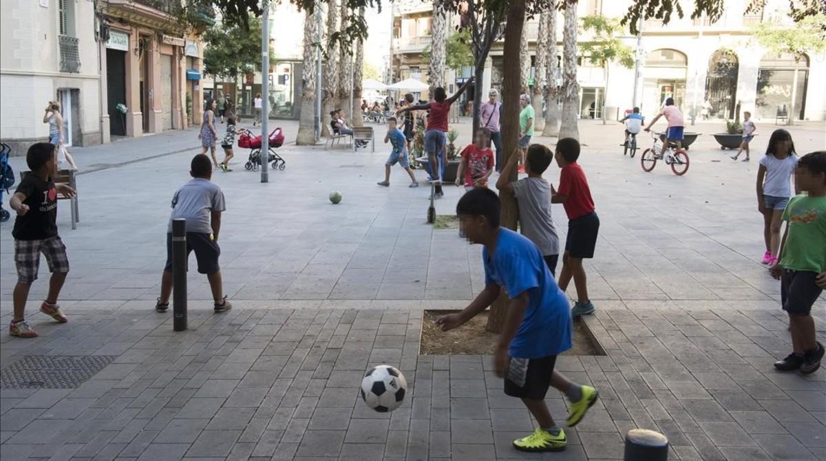 Niños jugando a la pelota en la plaza de Navas, en el Poble Sec, esta semana.